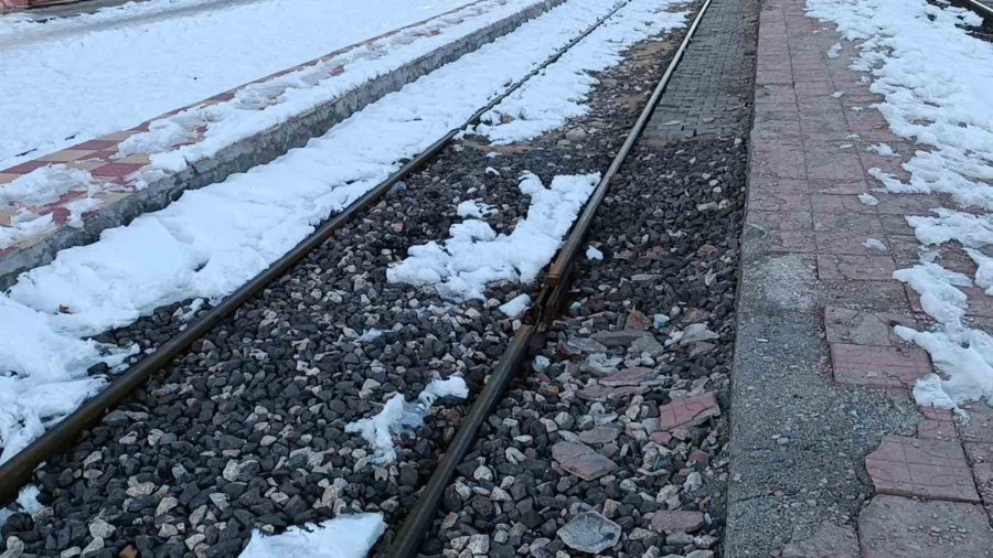 Gölbaşı’nda Deprem Tren Raylarını Büktü