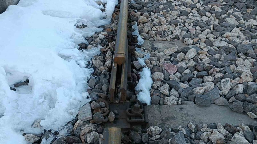 Gölbaşı’nda Deprem Tren Raylarını Büktü