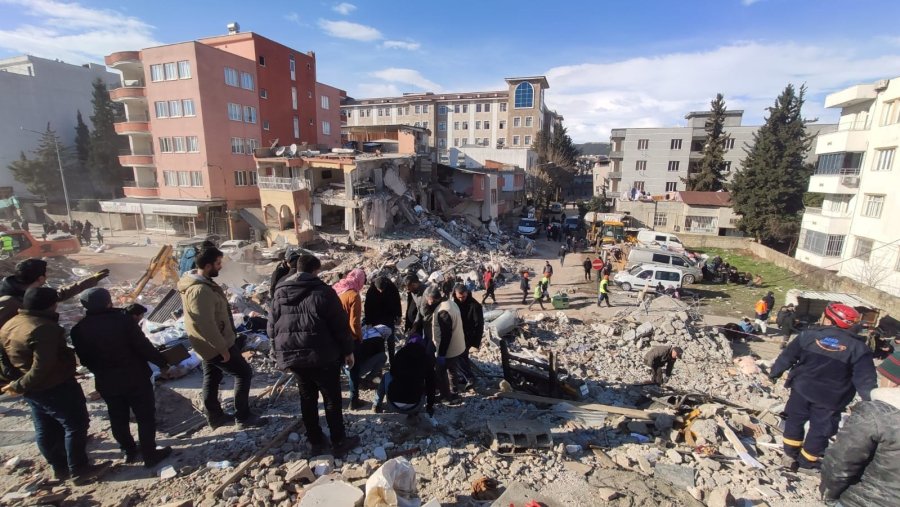 Gurbetçiler, Türkiye’deki Depremzedeler İçin Sahada