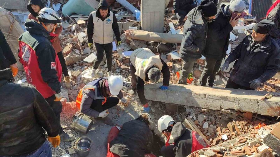 Gurbetçiler, Türkiye’deki Depremzedeler İçin Sahada