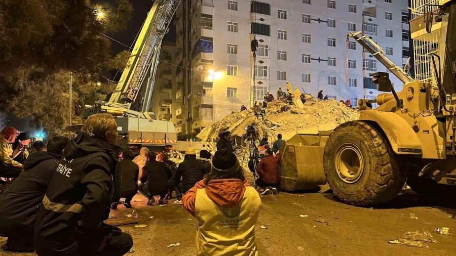 Gurbetçiler, Türkiye’deki Depremzedeler İçin Sahada