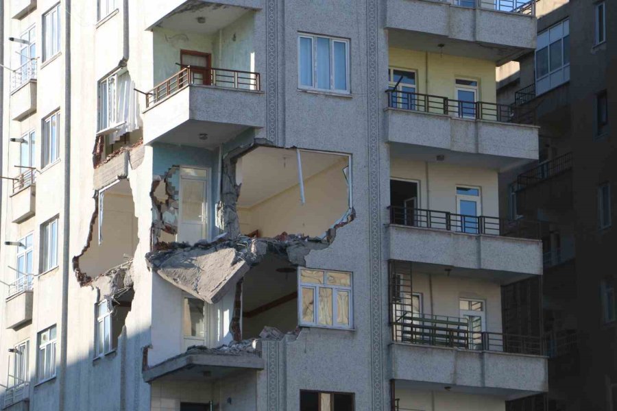 Depremde Hasar Gören Ve Çökme Tehlikesi Geçiren Altınkaya Apartmanı Yıkılıyor