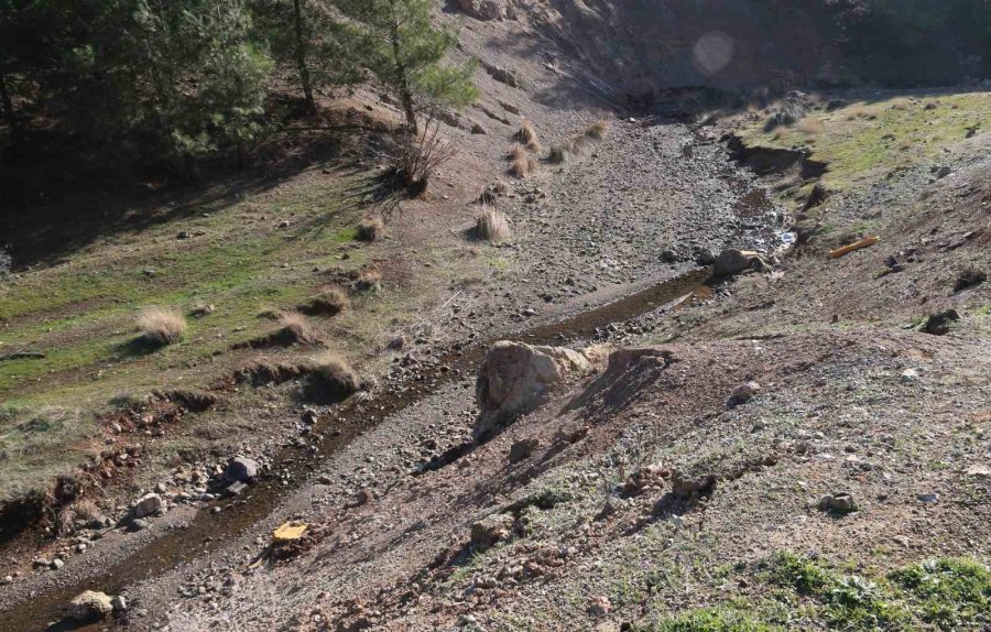 Binaları Yıkan Deprem Doğaya Da Zara Verdi, Bölge Havadan Görüntülendi