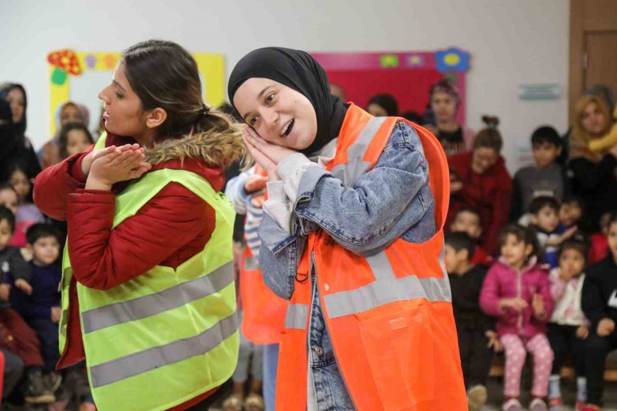 Depremzede Çocuklar Büyükşehir’le Güldü