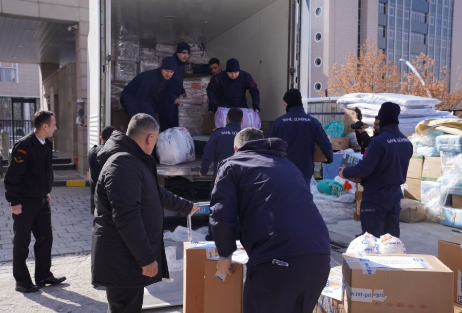 Sahil Güvenlik Ekipleri 274 Vatandaşı Enkazdan Sağ Kurtardı