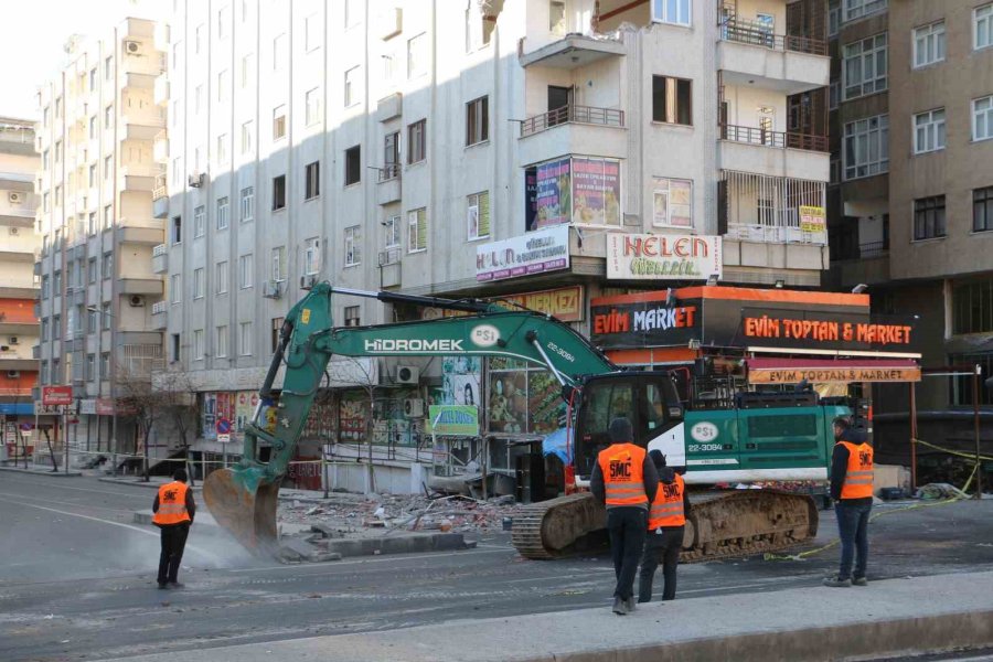 Depremde Hasar Gören Ve Çökme Tehlikesi Geçiren Altınkaya Apartmanı Yıkılıyor