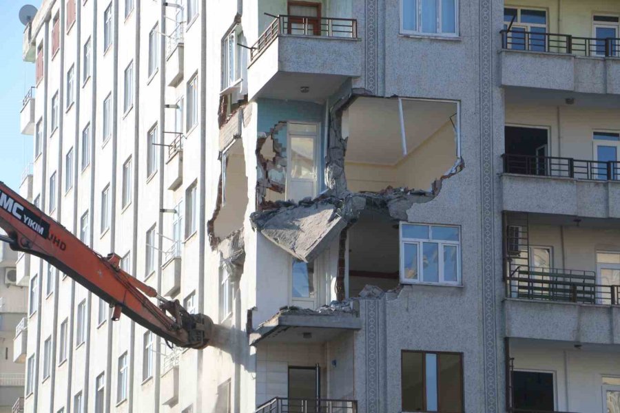 Depremde Hasar Gören Ve Çökme Tehlikesi Geçiren Altınkaya Apartmanı Yıkılıyor