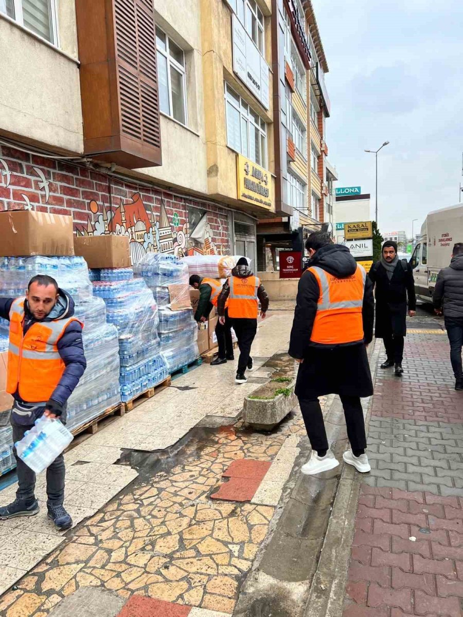 Trabzonlu Gençler Depremzedeler İçin Seferber Oldu