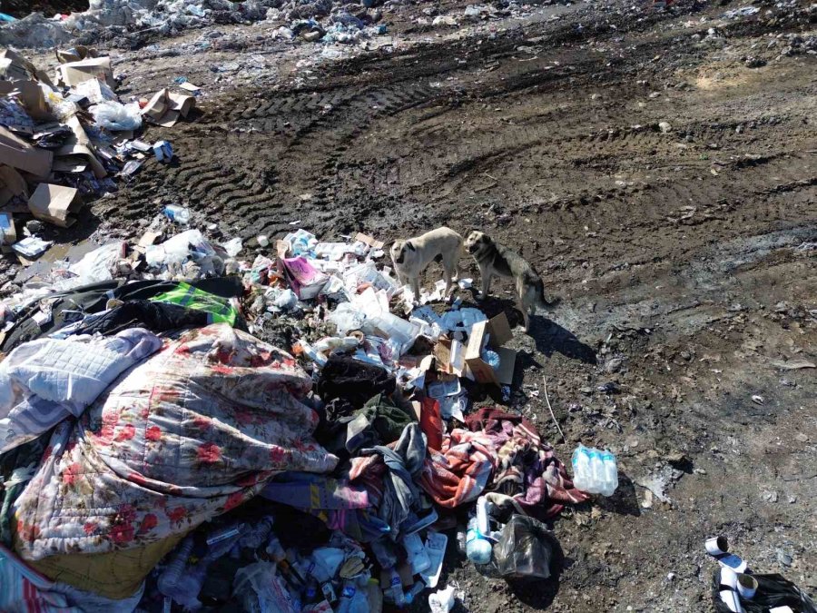 Hatay’da Kentin Dışına Toplanan Çöp Yığını Havadan Görüntülendi