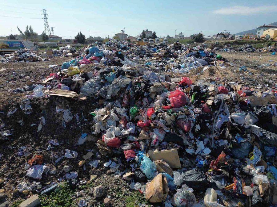 Hatay’da Kentin Dışına Toplanan Çöp Yığını Havadan Görüntülendi