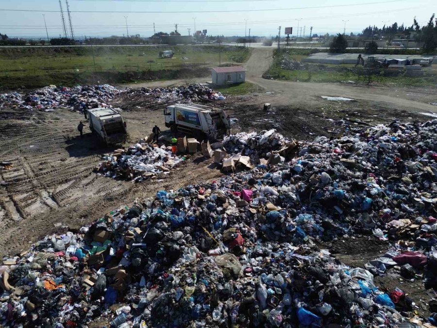 Hatay’da Kentin Dışına Toplanan Çöp Yığını Havadan Görüntülendi