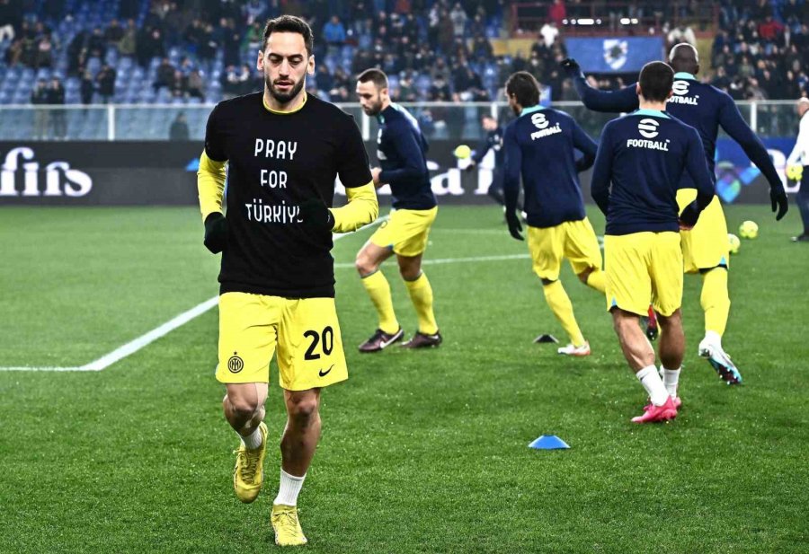 Hakan Çalhanoğlu, ’türkiye İçin Dua Et’ Yazılı Tişörtle Isınmaya Çıktı