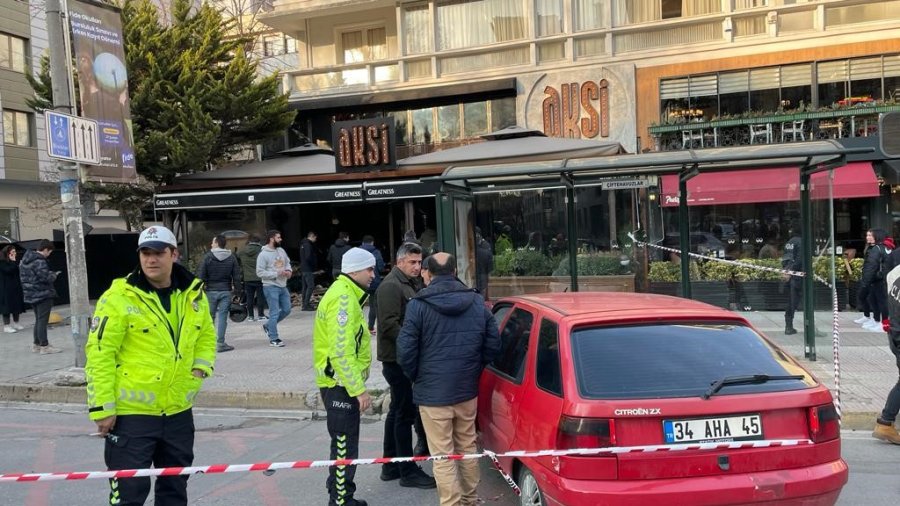 Kadıköy’de Kontrolden Çıkan Lüks Otomobil Restorana Daldı