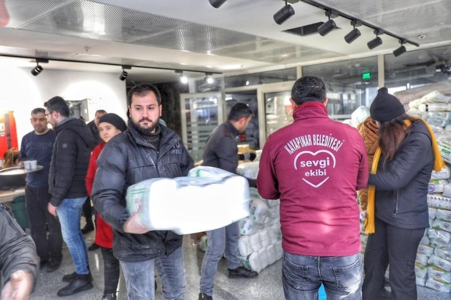 Kayapınar Belediyesi Deprem Bölgelerinde Yaraları Sarıyor