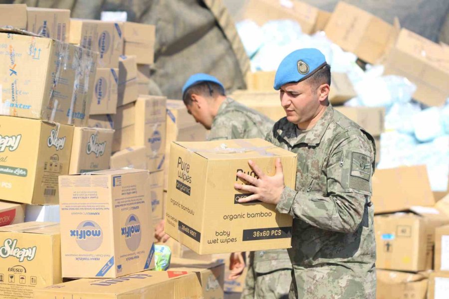 Depremin Yaralarını Kahraman Mehmetçik Sarıyor