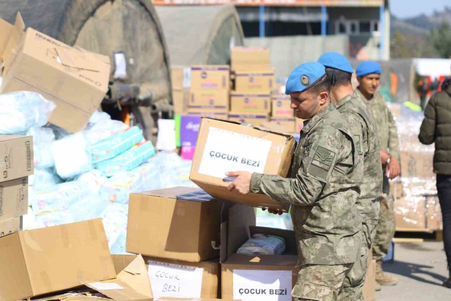 Depremin Yaralarını Kahraman Mehmetçik Sarıyor