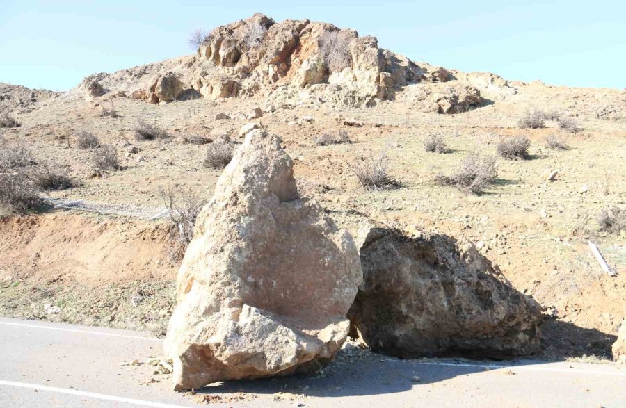 Binaları Yıkan Deprem Doğaya Da Zara Verdi, Bölge Havadan Görüntülendi