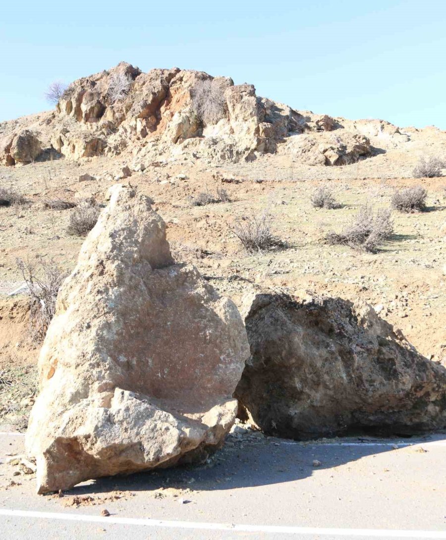 Binaları Yıkan Deprem Doğaya Da Zara Verdi, Bölge Havadan Görüntülendi