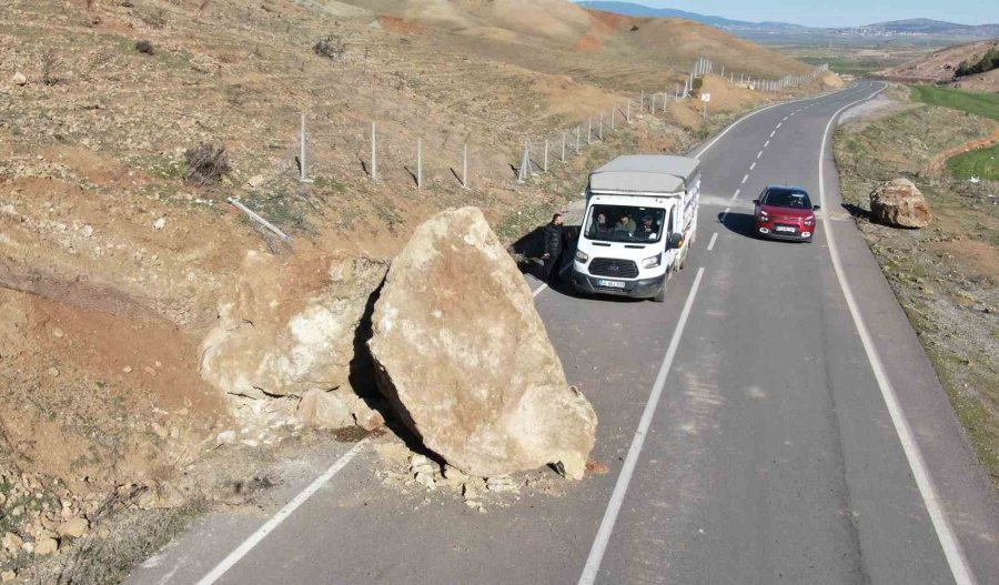 Binaları Yıkan Deprem Doğaya Da Zara Verdi, Bölge Havadan Görüntülendi