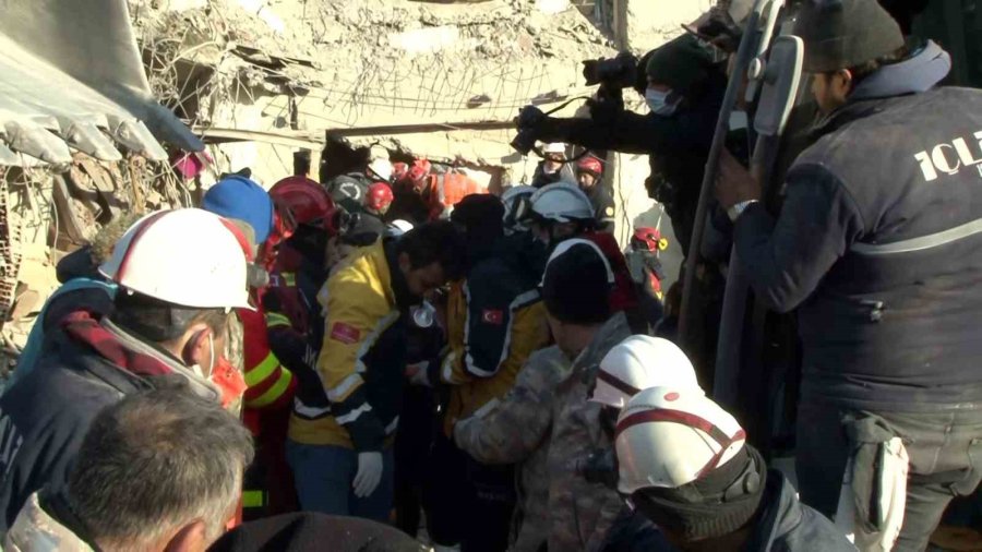 Kahramanmaraş’ta Depremin 198. Saatinde 1 Kişi Enkazdan Sağ Çıkartıldı.