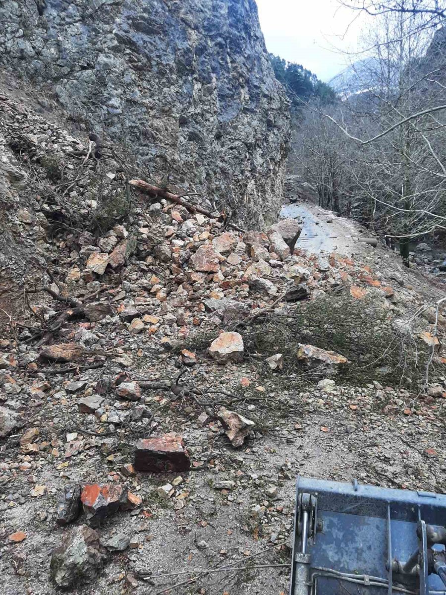 Düziçi’nde Deprem Sonrası Kapanan Köy Yolları Açıldı