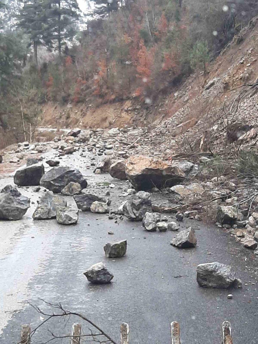 Düziçi’nde Deprem Sonrası Kapanan Köy Yolları Açıldı