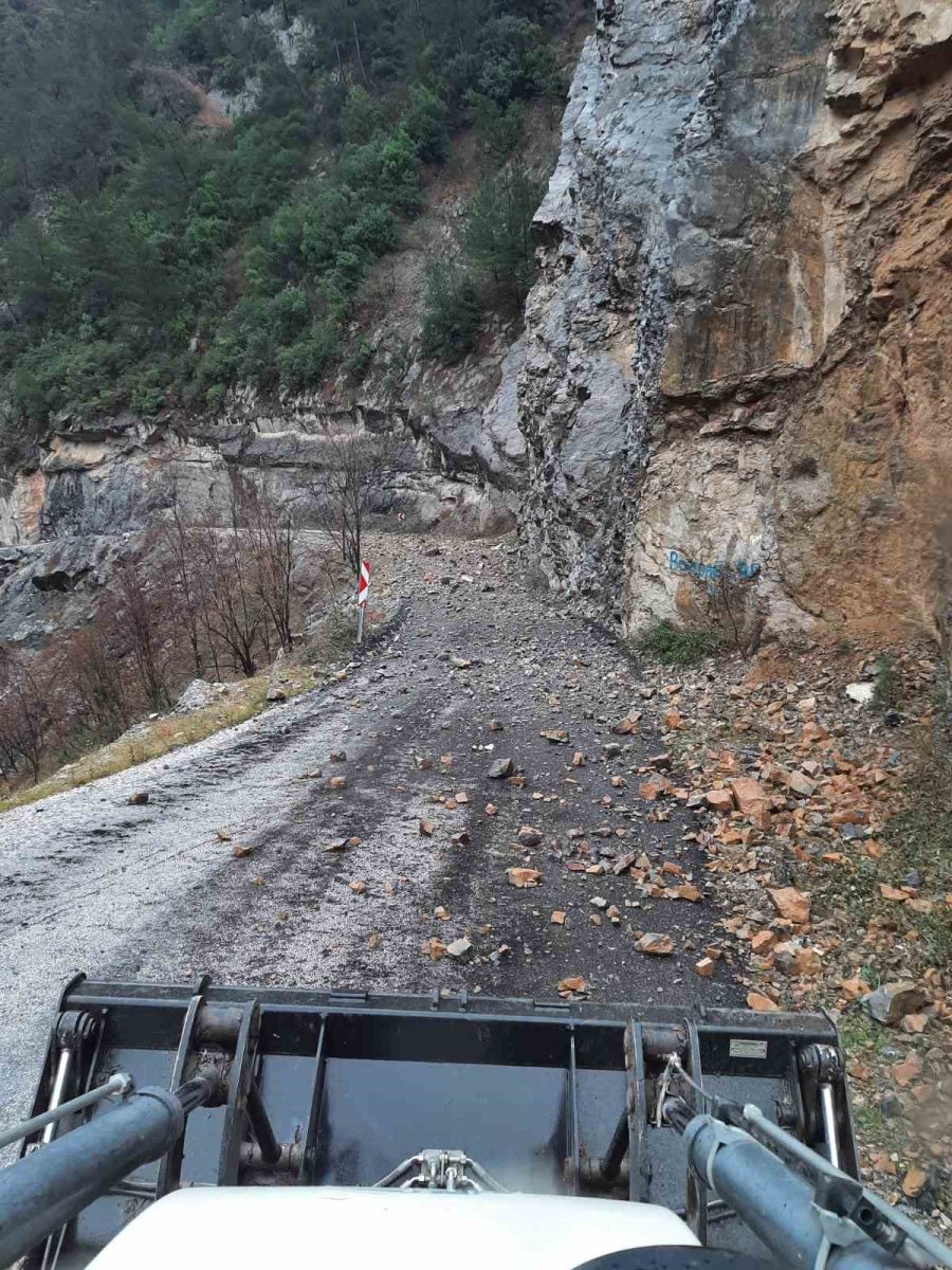 Düziçi’nde Deprem Sonrası Kapanan Köy Yolları Açıldı