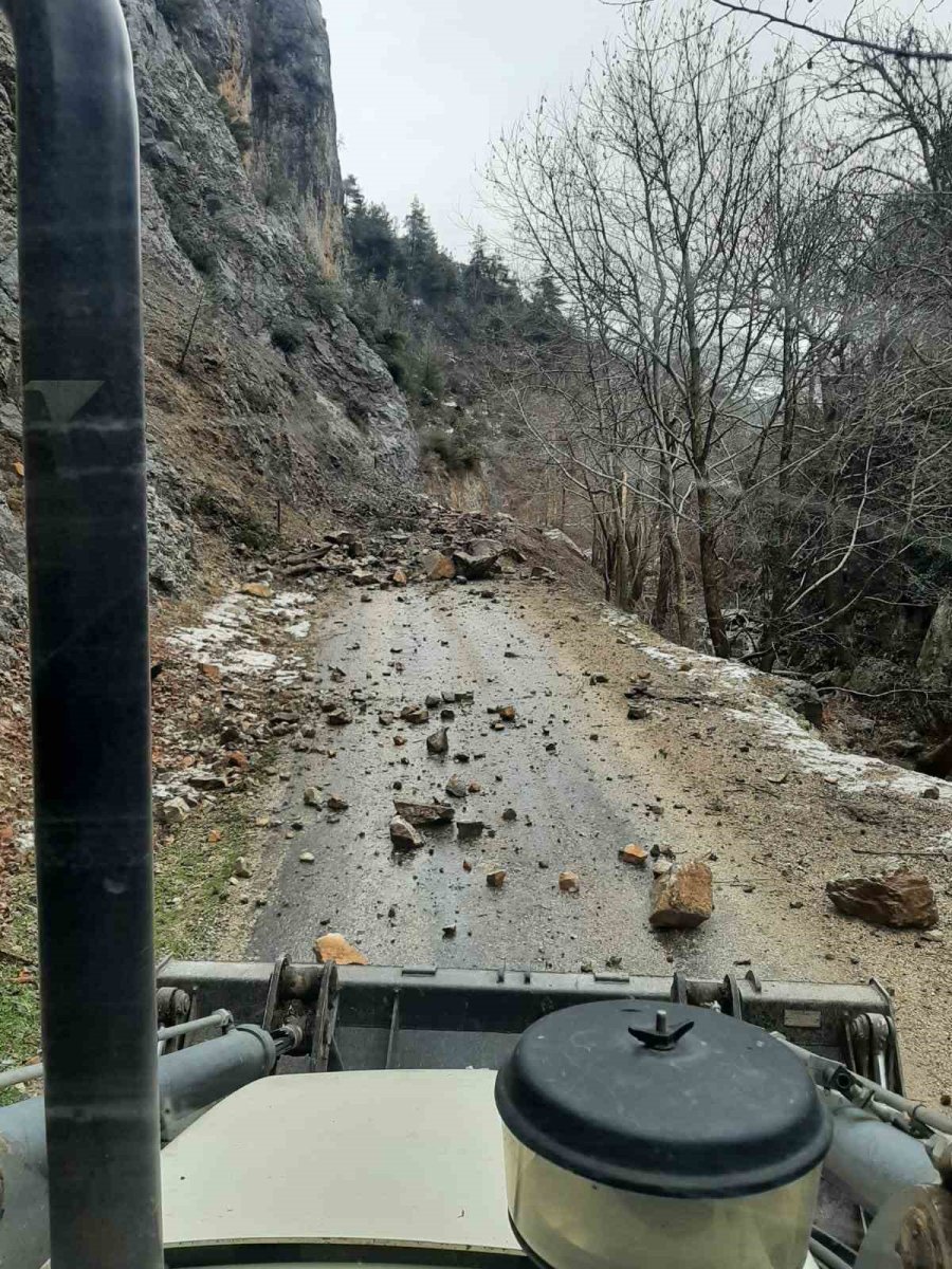 Düziçi’nde Deprem Sonrası Kapanan Köy Yolları Açıldı