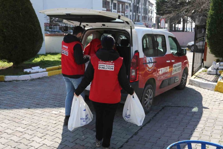 Küçükçekmece Belediyesinden İlçeye Gelen Depremzedelere Kıyafet Ve Sıcak Yemek Desteği