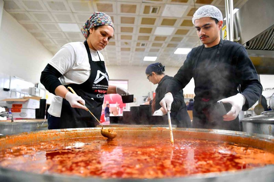 Mersin Büyükşehir Belediyesi 10 Bin 800 Kişilik Yemeği Depremzedelere Ulaştırdı