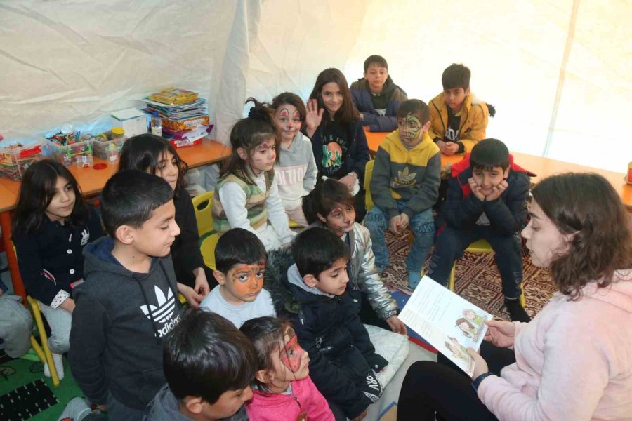 Depremzede Çocuklar Korkularını Kağıda Çiziyor