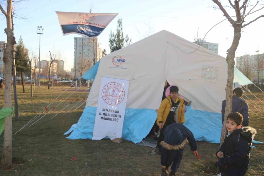 Depremzede Çocuklar Korkularını Kağıda Çiziyor