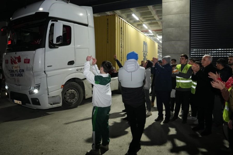 Ümraniye’de 180 Tırlık Yardım Malzemesini Arı Gibi Çalışan Gençler Hazırladı