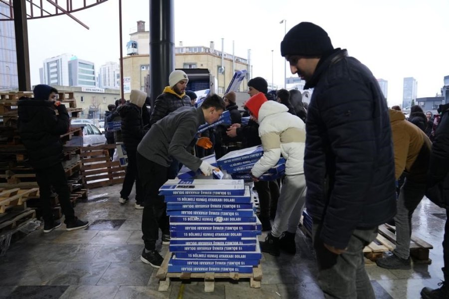 Ümraniye’de 180 Tırlık Yardım Malzemesini Arı Gibi Çalışan Gençler Hazırladı