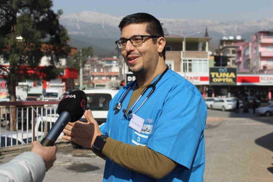 İsrailli Hekim, Enkazdan Çıkarılan İki Kardeşi Hayata Döndürdüğü Anları Mutluluk İçinde Anlattı