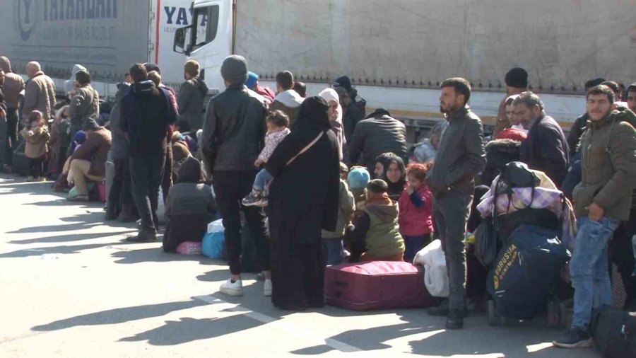 Suriyeliler Depremden Etkilenen Yakınları İçin Memleketlerine Gitmeye Başladı