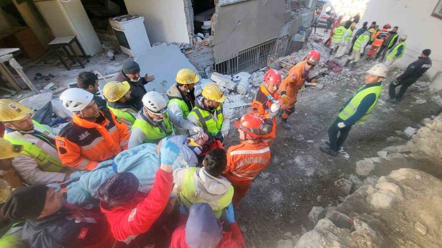 Hatay’da Bir Kadın Ve İki Çocuk 228. Saatte Sağ Olarak Kurtarıldı