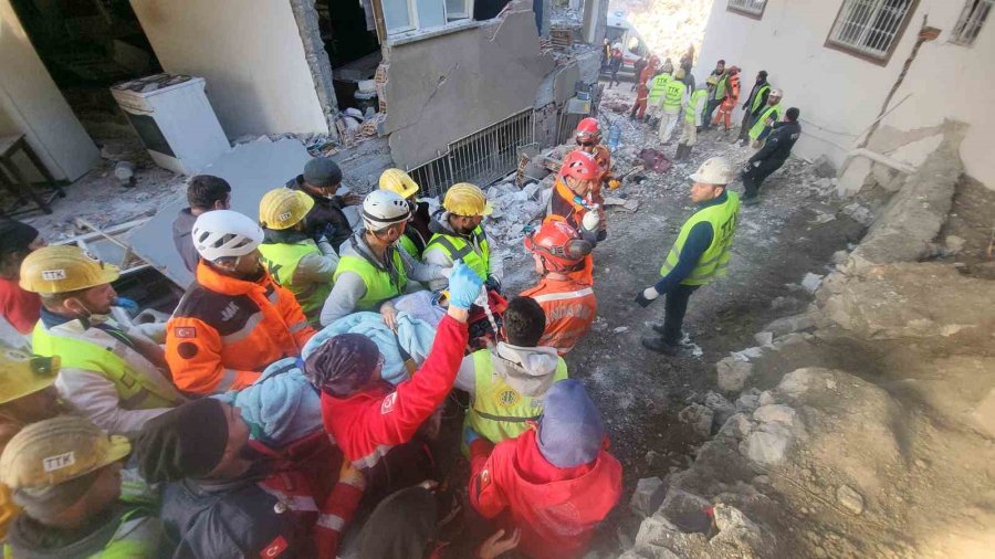 Hatay’da Bir Kadın Ve İki Çocuk 228. Saatte Sağ Olarak Kurtarıldı