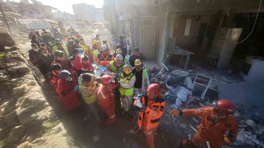 Hatay’da Bir Kadın Ve İki Çocuk 228. Saatte Sağ Olarak Kurtarıldı