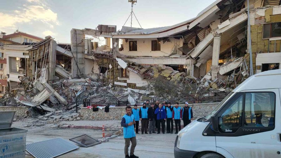 Hatay’da Bir Kadın Ve İki Çocuk 228. Saatte Sağ Olarak Kurtarıldı