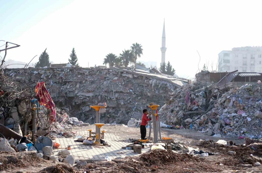 Kahramanmaraş’ta Enkazların Arasında Çocuk Olmak