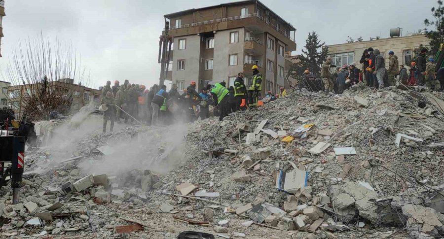 Deprem Soruşturmasında Gözaltı Kararı Verilen 14 Kişiden 3’ü Enkaz Altında Kalarak Öldü