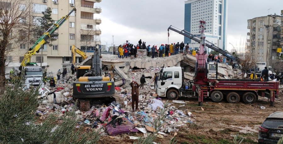 Deprem Soruşturmasında Gözaltı Kararı Verilen 14 Kişiden 3’ü Enkaz Altında Kalarak Öldü