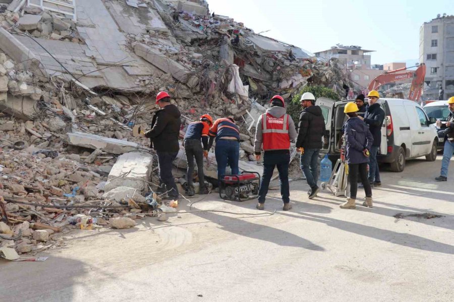 İskenderun’da Enkazlardan Deliller Toplanıyor