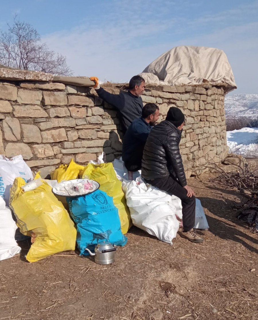 Kulp’ta Köylüler, Depremzedelerin Isınması İçin Balta Salladı