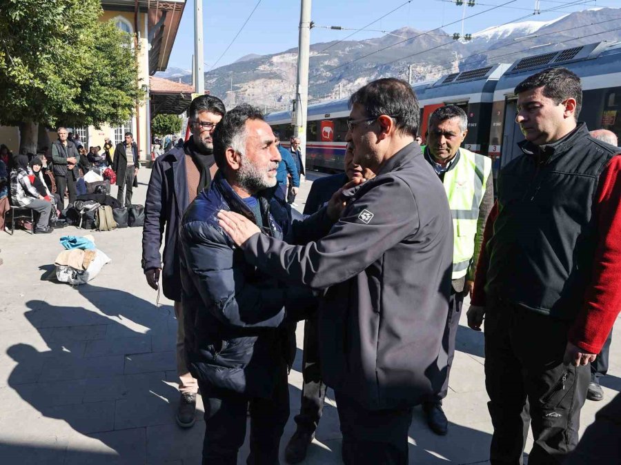 Bakan Dönmez, İskenderun Garı’ndaki Depremzedeleri Ziyaret Etti