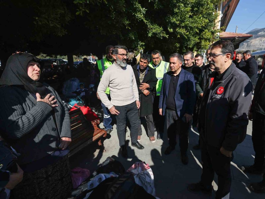 Bakan Dönmez, İskenderun Garı’ndaki Depremzedeleri Ziyaret Etti