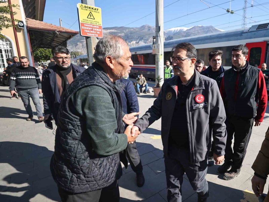 Bakan Dönmez, İskenderun Garı’ndaki Depremzedeleri Ziyaret Etti