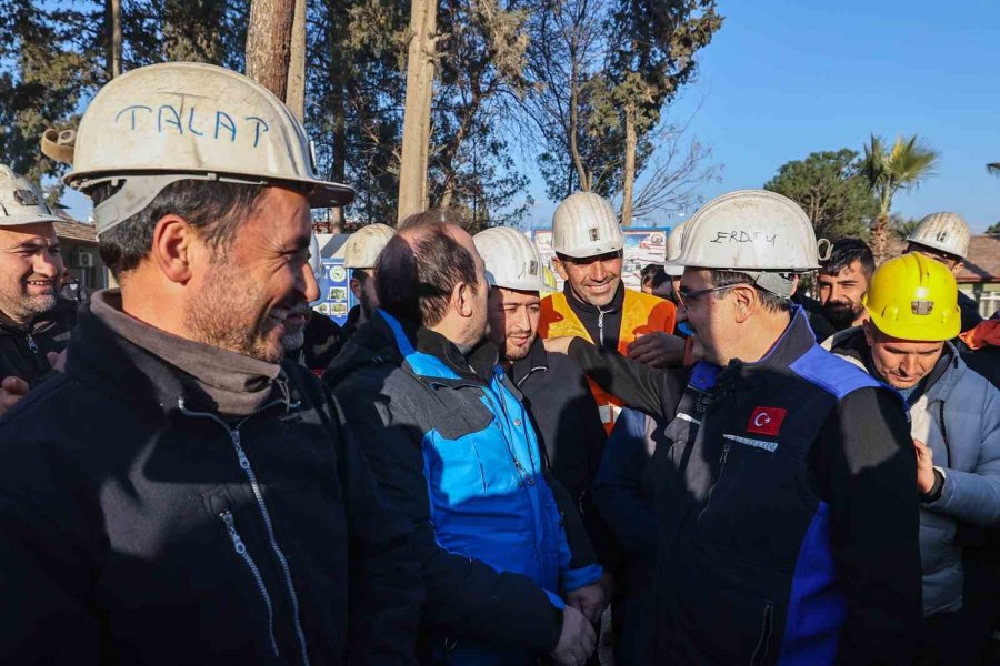 Bakan Dönmez, Kırıkhan’da Arama Kurtarma Faaliyetlerine Destek Veren Madencileri Ziyaret Etti