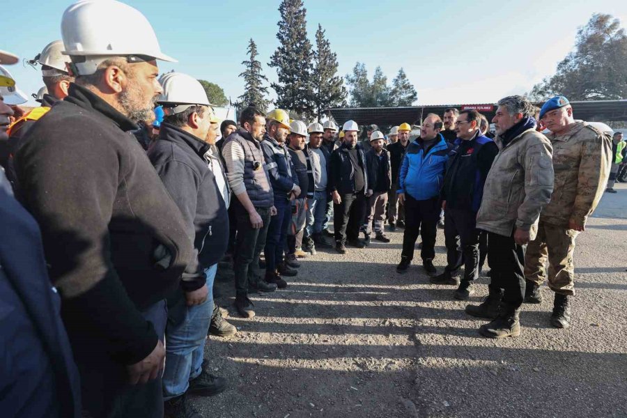 Bakan Dönmez, Kırıkhan’da Arama Kurtarma Faaliyetlerine Destek Veren Madencileri Ziyaret Etti